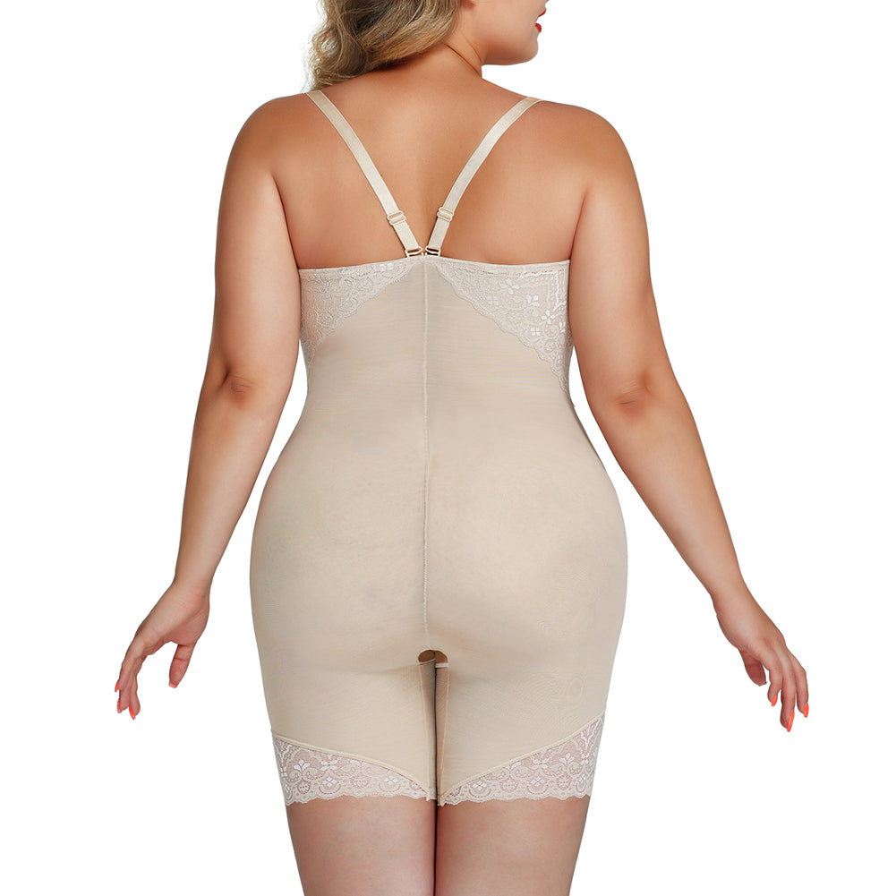 Ovaj shapewear kombinuje kontrolu i udobnost sa sofisticiranim dizajnom. Sa otvorom između nogu za lakše korišćenje toaleta i čipkastim detaljima na grudima i nogavicama za ženstveni izgled, pruža potpunu podršku telu. Dvoslojna mrežasta tkanina na stomaku pojačava efekat kontrole, dok podesive bretele omogućavaju nošenje u različitim stilovima, bilo ukrštene ili u „V“ obliku, prilagođavajući se vašim potrebama tokom aktivnosti