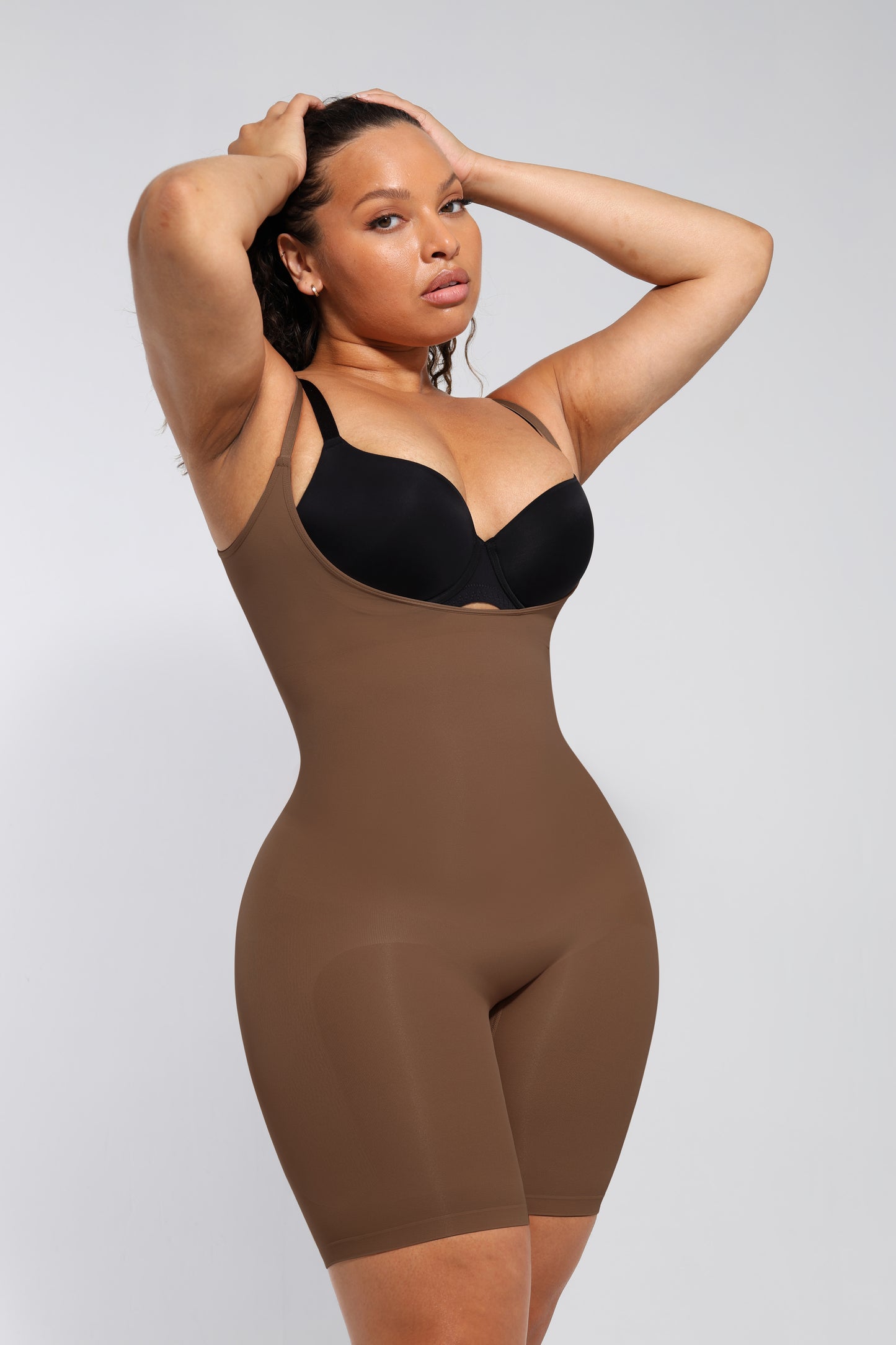 Body shaper dizajniran da pruži podršku i oblikovanje sa slobodom u predelu grudi.
