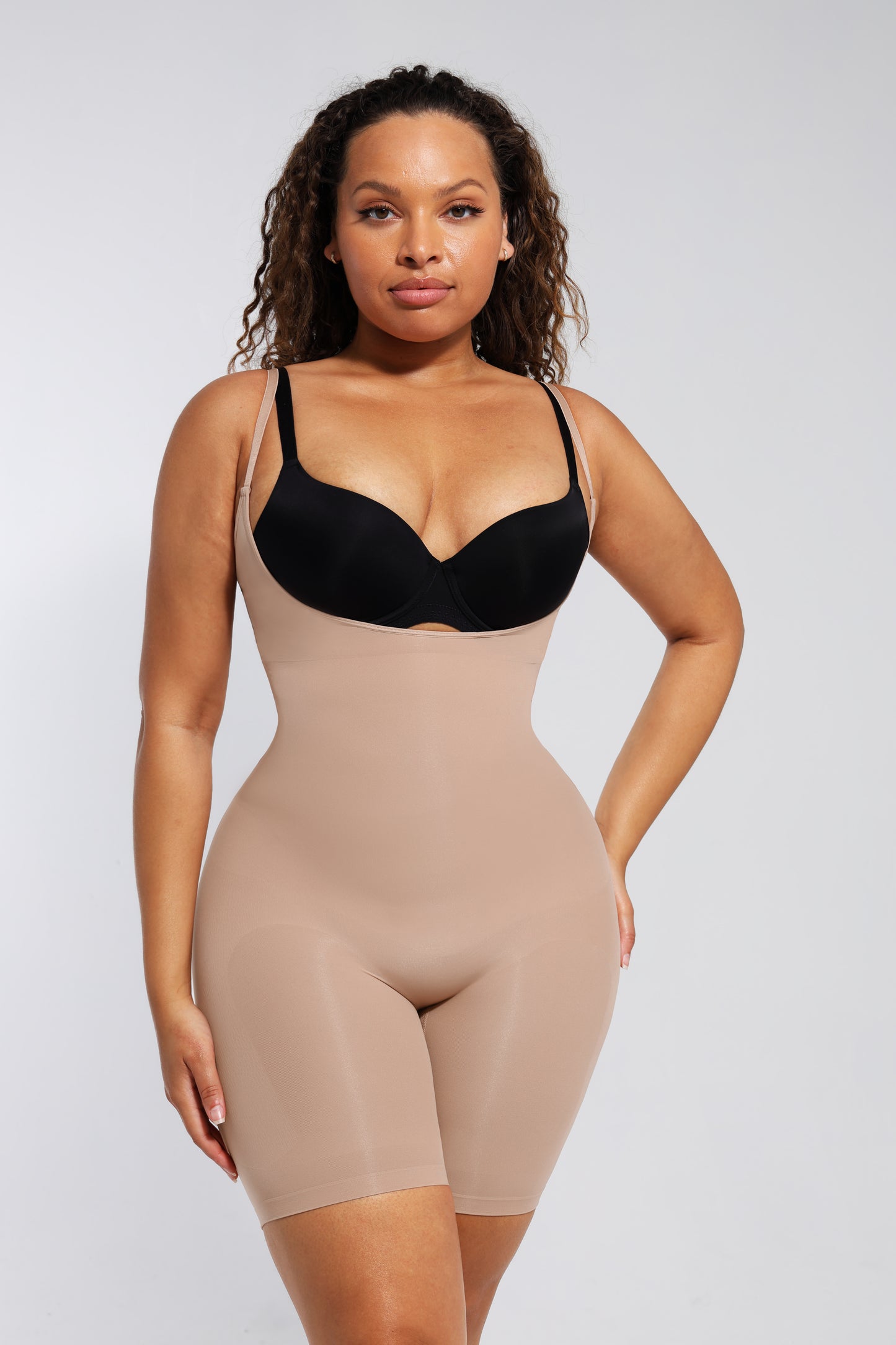 Cicin body shaper sa otvorenim grudima, idealan za postizanje vitke i oblikovane figure.