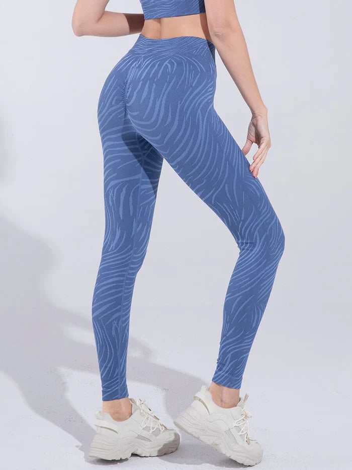 Helanke sa dugim nogavicama i visokim strukom, idealne za jogu, fitnes i svakodnevno vežbanje. Lagan i rastegljiv materijal sa elegantnim printom omogućava potpunu slobodu pokreta i maksimalnu udobnost